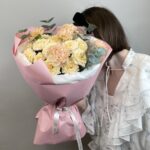 букет в упаковке с розами и гвоздикой