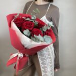 розы с эвкалиптом купить